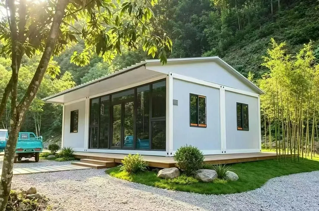 Módulo blanco con frente completo de cristal y terraza de madera, instalado sobre gravilla en un terreno arbolado